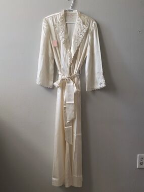 Brandnew Cream Pure Silk Handmade Lace-Trim Robe with Waist Tie